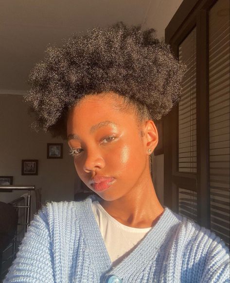 Glass Skin Black Women, Glowing Black Skin, Clear Glass Skin, Light Skin Girl, Curly Hair Natural, Light Brown Skin, Short Natural Curly Hair, Natural Curly Hair, Black Skin Care