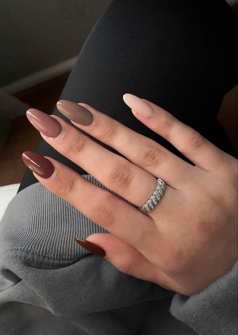 Nails For Cinnamon Dress, Fall Autumn Nails Almond, Fall Nails Shades Of Brown, Acrylic Nails Autumn 2023, Neutral Almond Nails Classy Brown, Fall Almost Nails, Fall Nail 2023, Simple Nails Fall Shades, Autom Nails Design