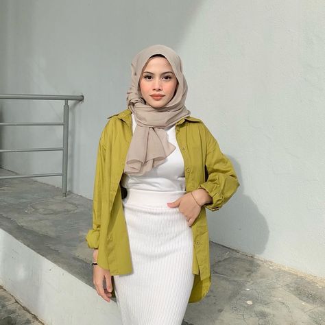 Green Blouse Outfit Hijab, Lime Green Blouse Outfit, Green Blouse Outfit, Blouse Outfit Hijab, Lime Green Blouse, Outfit Hijab, Ootd Hijab, Hijab Style, Blouse Outfit