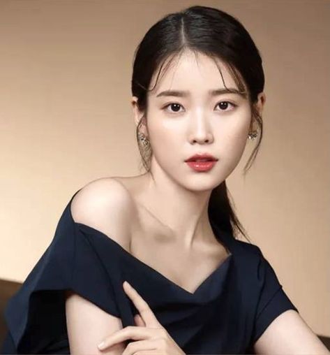 Best Wattpad Stories, Middle School Hairstyles, Lee Ji Eun, Golden Family, 17 Kpop, Black Background Images, Beauty Shots, Korean Actress, Hairstyles For School