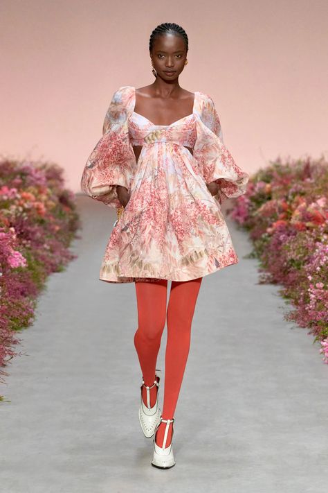 Zimmermann Spring 2021 Ready-to-Wear collection, runway looks, beauty, models, and reviews. Fashion 2020, Vogue Paris, Outfits Casuales, Primavera Estate, Runway Fashion, Fashion Inspo Outfits, Fashion News, Spring Fashion, High Fashion