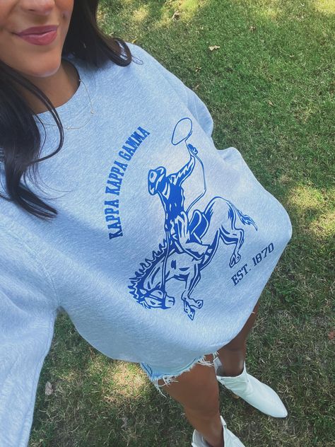 comfort meets cute 🤍🐎🧷 #familyweekend #collegelife #dadsday #college #design #sororitygirls #sisters #sororitylife #sisterhood #tshirts #sorority #outfitinspo Theta Merch, Sorority Sweatshirts, Kappa Kappa Gamma, Merch Ideas, University Tees, Family Weekend, Sorority Girl, Sorority Apparel, College Design