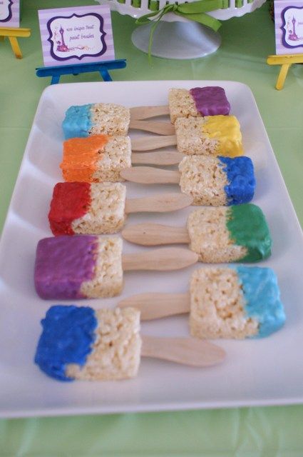 Rice krispy treats Paint brushes!!!   First make rice crispy treats with rice krispies and marshmallows, when cool insert popsicle stick. To make paint, melt white chocolate and add food coloring!! Dip in rice krispie paint brush an there you go!! =^^= Heart Desserts, Bar A Bonbon, Tangled Birthday, Rapunzel Tangled, Hello Sweetie, Kids Treat, Rice Krispy, Painting Party, Toddler Snacks