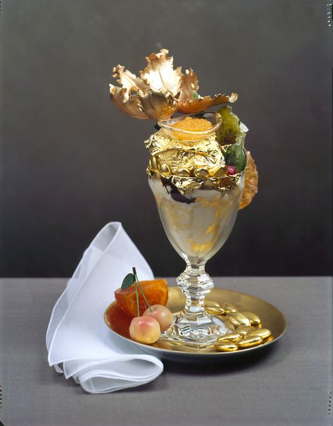 World's Most Expensive Ice Cream.. will i eat it? probably not.. But I can look.. Most Expensive Food, Expensive Chocolate, Serendipity 3, Edible Gold Leaf, Luxury Food, Vanilla Bean Ice Cream, Edible Gold, Ice Cream Sundae, Most Expensive