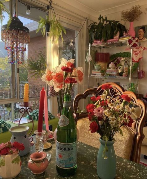 Apartment Decorating Whimsical, Silly House Decor, Girly Dining Room, Room Decor Cottage, Uni House, Girly Flowers, Colorful Room, Colorful Room Decor, Cute Cottagecore