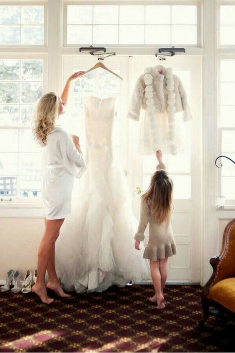 Bride with flower girl Bride With Daughter, Daughter Of The Bride Dresses, Wedding Photos Bride, Creative Wedding Photo, Fun Photography, Wedding Picture Poses, Bridal Pictures, Wedding Pic, Wedding Dresses Photos