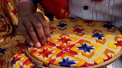 Phulkari: The women saving India's intricate flower embroidery - BBC News Punjabi Embroidery, Guru Nanak Photo, Phulkari Saree, Embroidery Traditional, Phulkari Embroidery, Punjabi Culture, Indian Textiles, Indian Embroidery, Heritage Fashion