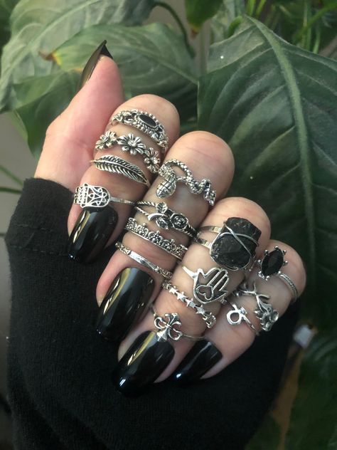 Emo Rings Jewelry, Gothic Rings For Women, Rockstar Girlfriend Jewelry, Gothic Rings Aesthetic, Grunge Jewelry Rings, Rings Dark Academia, Simplistic Rings, Hand Full Of Rings, Ring Inspo Jewelry