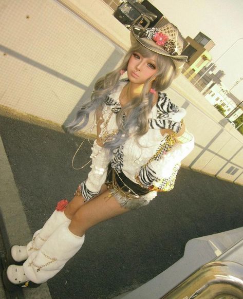 Spacy 🥥 on X: "rq is why everyone jumps to say this specific chinese gal isnt a gal using this first photo as a reason why like r u forgetting ab these on purpose? https://t.co/w3aT2ck0Un" / X Japanese Gyaru, Japanese Makeup, T Dress, Cowgirl Style, Harajuku Fashion, Character Outfits, Reason Why, Kawaii Fashion, Japanese Fashion