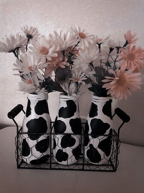 Cute Cow Bedroom Ideas, Cow Print Bathroom Ideas, Cow Themed Bathroom Ideas, Cow Bedroom Ideas, Cow Themed Bedroom, Cow Themed Kitchen, Cow Bathroom Decor Ideas, Cow Print Birthday Party, Cow Bathroom