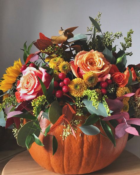 Fall Pumpkin With Flowers, Fall Floral Display Ideas, Fall Flower Display, Real Pumpkin Flower Arrangements Diy, Beautiful Fall Flower Arrangements, Floral Arrangement In Pumpkin, Fall Pumpkin Arrangements, Harvest Floral Arrangements, Fall Bouquet Ideas