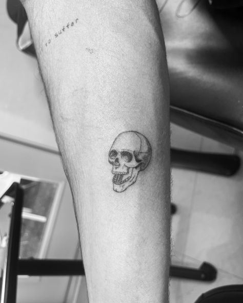 Small Skull Head Tattoo, Tiny Skull Tattoo Simple, Single Needle Skull Tattoo, Dainty Skull Tattoos For Women, Skull Fine Line Tattoo, Skull Line Tattoo, Skull Tattoo Fine Line, Skull Tattoo Minimalist, Skeleton Head Tattoo