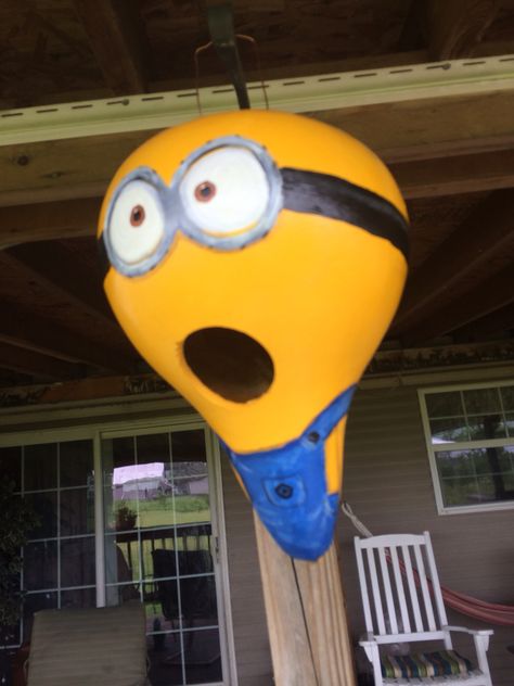 Minion birdhouse gourd Cat Gourd Birdhouse, Diy Gourd Birdhouse, Painted Gourds Birdhouses, Gourd Birdhouse Ideas, Birdhouse Gourds Ideas, Gourds Diy, Snowman Gourds, Birdhouse Gourds, Halloween Gourds