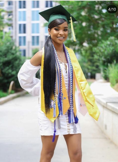 Ponytail With Graduation Cap, Graduation Hairstyles With Cap Braids, Ponytail Graduation Cap, Cap And Gown Senior Pictures Black Women, Graduation Cap Hairstyles Black Women, Graduation Baddie, Cap And Gown Hair Hairstyles, Graduation Goals, Graduation Hairstyles With Cap