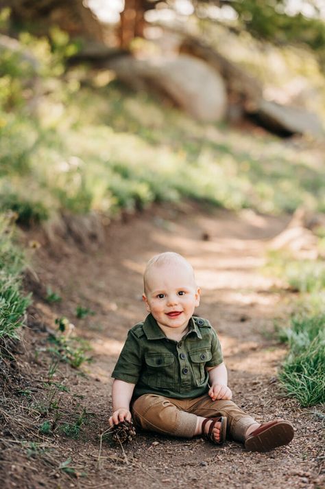 Birthday Photoshoot 1 Year, One Year Portraits, Little Boy Photoshoot Ideas, Diy First Birthday Photoshoot Outside, Simple One Year Old Photoshoot, 1 Year Photoshoot Boy, Outdoor First Birthday Pictures, First Birthday Pictures For Boys, 1st Birthday Photoshoot Outdoor