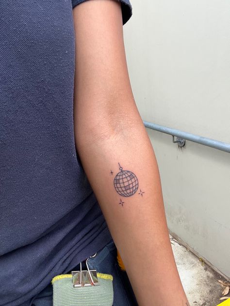 Tiny Disco Ball Tattoo, Cutesie Tattoos, Disco Ball Tattoo Simple, Mirrorball Tattoo Taylor Swift, Miniature Tattoo, Mirrorball Tattoo, Mini Tattoo Ideas, Arctic Monkeys Tattoo, Disco Ball Tattoo