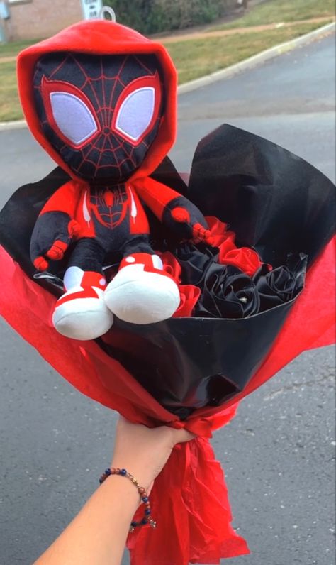 Batman Ribbon Bouquet, Spider Man Ribbon Bouquet, Spiderman Ribbon Bouquet, Spiderman Quinceanera, Spiderman Flower Bouquet, Ramos For Guys, Spiderman Flowers, Spider Man Stuff, Spiderman Bouquet