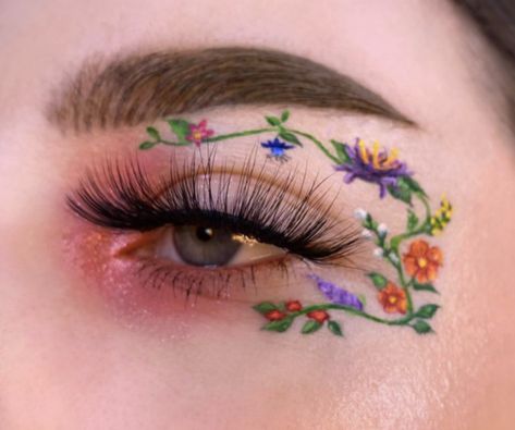 Firbolg Bard, Floral Eyeliner, Eyeliner Drawings, Floral Eyeshadow, Cinco De Mayo Makeup, Floral Makeup Looks, Floral Eye Makeup, Fun Eyeliner Looks, Flower Eye Makeup