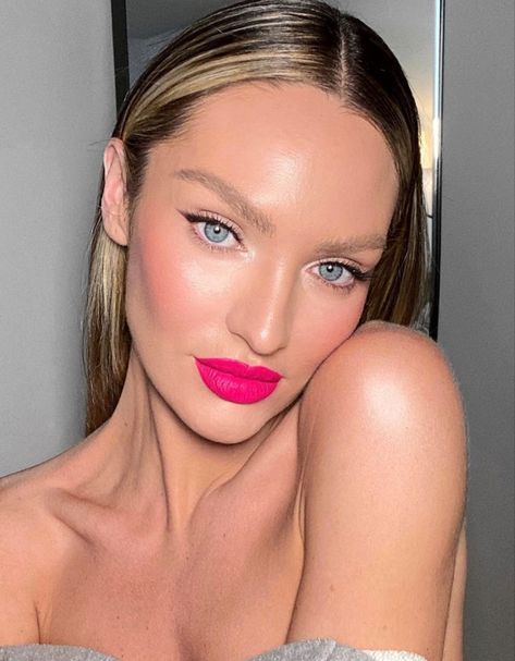 2020 Makeup Trends, Pink Lipstick Makeup, Fuchsia Lipstick, Bright Pink Lips, Pink Lips Makeup, Colored Mascara, Dag Make Up, Elegantes Makeup, 2020 Makeup