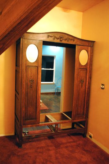 Amazing idea for a Chronicles of Narnia entry to a room. Narnia Door Diy, Narnia Wardrobe Door, Wardrobe Doorway, Narnia Wardrobe Diy, Narnia Playroom, Narnia Room, Secret Doorway, Narnia Party, Narnia Wardrobe