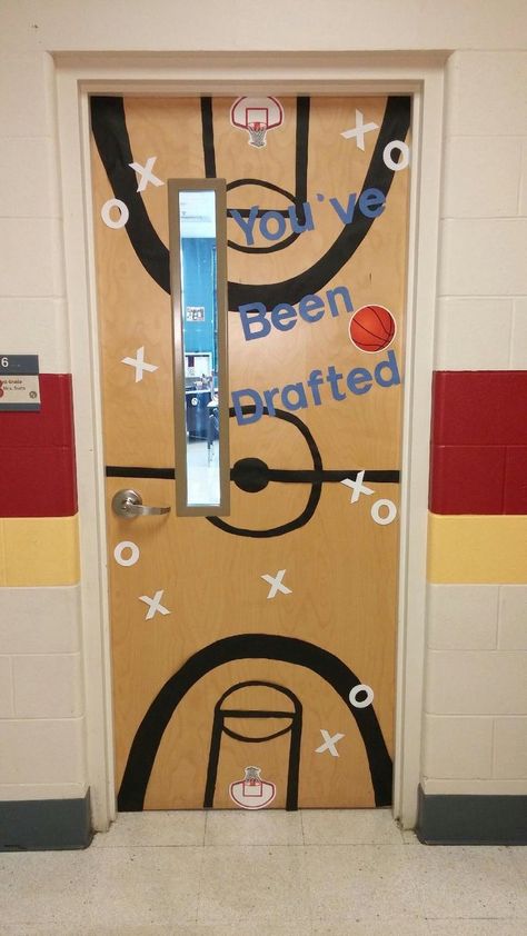 Basketball Classroom, School Sports Theme, Sports Nursery Decor, Ideas Decoracion Salon, Sports Classroom, Sports Theme Classroom, Basketball Decorations, Posters Ideas, Ideas Decoracion