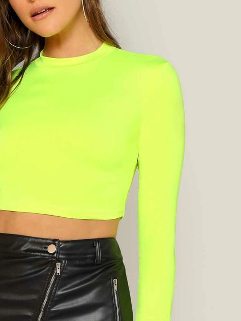 Top corto delgado de cuello alto verde neón | SHEIN USA Top Verde, Fitted Crop Top, Neon Outfits, Bright Fabrics, Green Crop Top, Cropped Tops, Long Crop Top, Streetwear Women, Shein Style