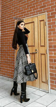 Classy Winter Skirt Outfits, Modest Outfits Office, Winter Work Skirt Outfit, Long Skirt And Boots Outfit Winter, Styling Dresses In Winter, Winter Fashion Skirts, Winter Feminine Outfits, Autumn Skirt Outfit, Skirts With Boots