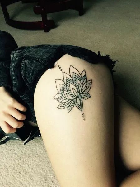 Lotus Tattoo Thigh, Tattoos Lotus Flower, Tattoos Lotus, Thigh Henna, Sunflower Tattoo Thigh, Lotusblume Tattoo, Tattoo Lotus, Flower Tattoo On Side, Sunflower Tattoo Sleeve