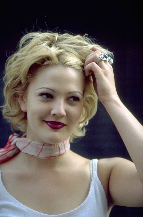 Drew Barrymore Hair, Drew Barrymore 90s, Drew Barrymore Style, 1990 Style, 90s Grunge Hair, Harry Clarke, 90s Hairstyles, Drew Barrymore, Wishful Thinking