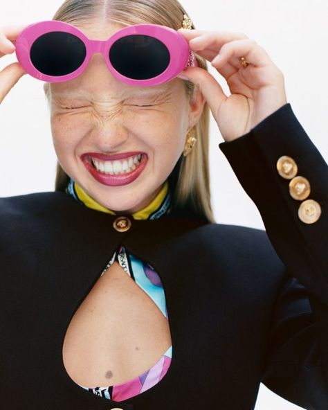 Lila Moss Versace Pre-Fall 2022 Campaign Dark Lipstick Shades, Selena Forrest, Lila Moss, Donatella Versace, Oval Sunglasses, 가을 패션, Wear Pink, Pre Fall, Scarf Print