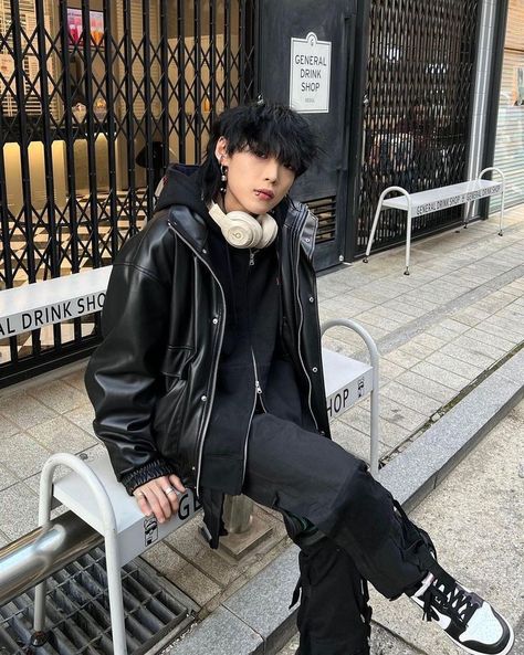 Korean Dark Aesthetic Outfit, Alt Asian Hairstyles, Korean Male Grunge Outfits, Y2k Outfits Men Korean, Asian Grunge Outfits Men, Dark Harajuku Fashion Men, Masc Dark Outfits, Korean Alt Fashion, China Street Fashion Men