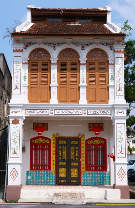 Heritage Building in Taiping Town, Perak, Malaysia, a Nyonya style architecture design . Malaysian Terrace House Design, Heritage Building Architecture, Chinoiserie Architecture, Penang Heritage Building, Southeast Asian Architecture, Malaysian Architecture, Malaysian House, Nyonya Design, Peranakan House