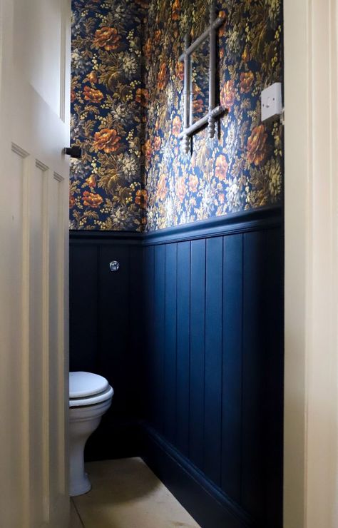 Dark Blue Bathrooms, Small Downstairs Toilet, Dark Green Bathrooms, Dark Bathroom Ideas, Maximalist Interior Design, Powder Room Ideas, Toilet Room Decor, Small Toilet Room, Dark Bathrooms