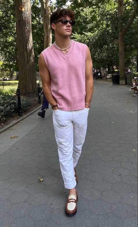 Men Barbie Outfit, Aesthetic Streetwear Men, Pink Top White Pants, Malibu Outfit, Sweater Vest Outfit, Pink Streetwear, Paris Mens Fashion, Noah Beck, Pink Clothes