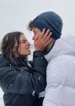 from lukov with love, jasmine Santos, Ivan lukov, Mariana Zapata Winter Couple Pictures, Christmas Couple Pictures, Teenage Couples, Foto Tips, Winter Love, Foto Poses, Couple Relationship, Cute Couples Photos