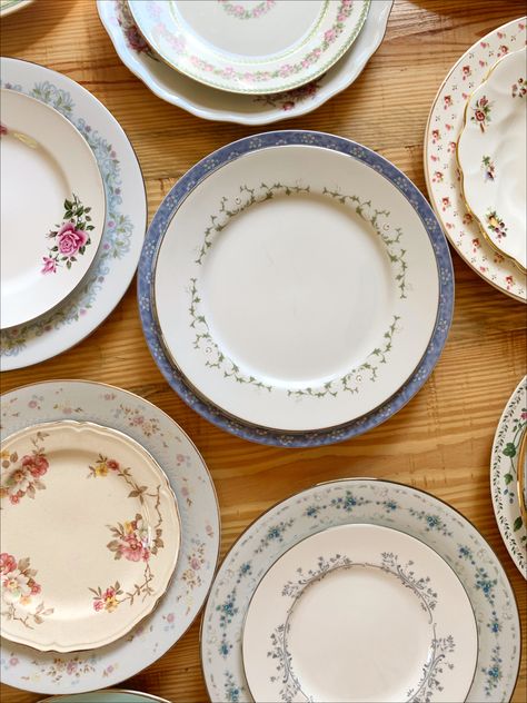 #victorian #dinnertable #wedding Victorian Dishes, Mary Poppins, Dish Sets, Victorian Style, House Stuff, Victorian Homes, Dinner Table, Victorian Era, Victorian Fashion