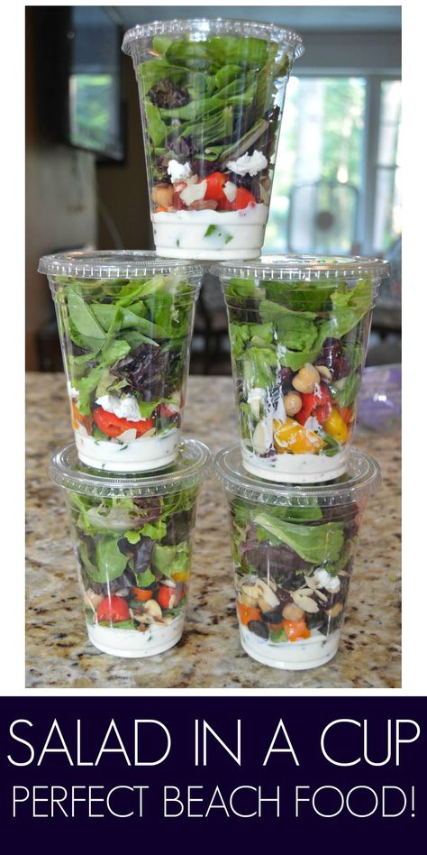 Salad In A Cup, Beach Picnic Foods, Beach Snacks, Fest Mad, Beach Food, Vacation Meals, Beach Meals, Boat Food, Salad In A Jar