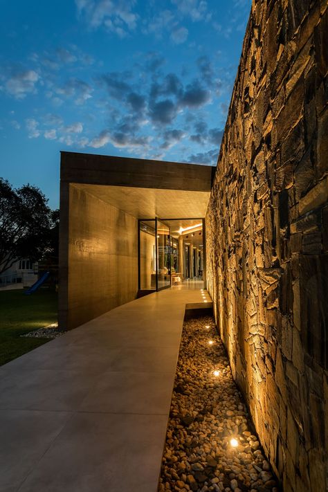 Hotel Exterior, Contemporary House Exterior, House Design Exterior, Facade Lighting, House Arch Design, Casa Exterior, Dream House Interior, Stone Houses, Light Architecture