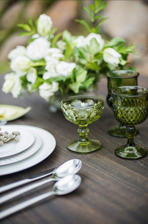 tWhite Vintage Dinnerware, Green Vintage Water and Wine Glasses, Modern Silver Flatware. Photographer: Trish Barker Dark Green Vintage, Vintage Wedding Table, Downtown Atlanta, Green Glassware, Colored Glassware, Green Table, Pretty Tables, Mason Jar Wine Glass, Table Arrangements