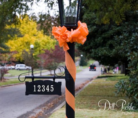 Halloween decor - would love to have a light like this Halloween Lamp Post, Post Decorations, Holiday Crafts Halloween, Easy Halloween Decor, Halloween Lamp, Light Posts, Halloween Outdoor Decoration, Halloween Lamps, Porch Posts