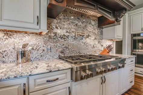 Granite Backsplash Kitchen, Island Backsplash, Sparkle Kitchen, Gambling Illustration, Glass Tiles Kitchen, Natural Stone Backsplash, Kitchen Design Countertops, Advice Videos, Granite Backsplash