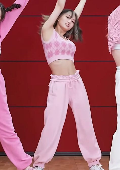 Momo Dance Practice Outfits, Momo Scientist, Kpop Dance Practice Outfits, Fake Scenarios, Dance Pose, Pop Aesthetic, Dance Outfits Practice, Momo Twice, Kpop Dance