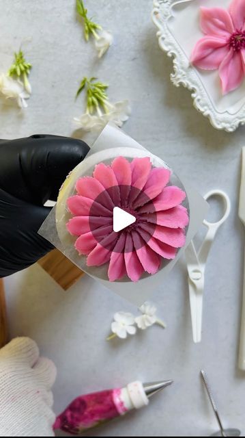 𝐀𝐧𝐠𝐞𝐥𝐚 𝐏𝐫𝐢𝐧𝐚 𝐁𝐥𝐢𝐬𝐬 on Instagram: "American Buttercream Daisies 🤗 This size (on largest nail) is usually piped with a 104 tip, but since l had leftover cream in a bag fitted with a 125, I decided to see if it would work instead. Now I’m kind of in love with doing it this way—go figure 🤔. You never know when thinking outside the box just might pay off 🩷💜🩷 #EdibleFlowers #ButtercreamDaisies #buttercreamflowerscake #ButtercreamFlowers #PipingTutorial #PipingReels #PipingVideo #realisticartwork #Dessert #Beautiful #CakeDecorating #Satisfying #LoveBaking #CakeFlowers #Frosting #IcingFlowers #ButterCreamPiping #FlowerCupcake #FlowerArt #FlowerPiping #Pipingtips #cake #SweetTreats" Buttercream Daisies, Piping Tutorial, American Buttercream, Icing Flowers, Flower Cupcakes, Piping Tips, Buttercream Flowers, Outside The Box, Thinking Outside The Box