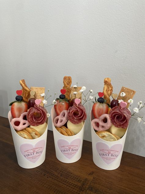 Charcuterie Cups Fruit, Charcuterie Cups Valentines, Pink Charcuterie Cups, Book Club Ideas Hosting Food, Barbie Charcuterie Board, Baby Charcuterie Board, Mini Charcuterie Cups, Charcuterie Grazing Table, Bridal Picnic