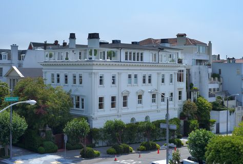 The fairy tale-worthy white mansion at 2701 Broadway has been the most expensive home for sale in San Francisco for the past seven months, with a whopping $39 million ask.... White Mansion, Billionaires Row, Old Mansion, Pacific Heights, San Francisco City, Expensive Houses, Residential Real Estate, High Society, Most Expensive