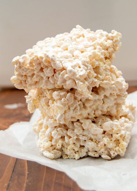 Rice Krispie Treats with Marshmallow Fluff | Sprinkle of This Fluff Recipes, Crispy Treats Recipe, Marshmallow Fluff Recipes, Homemade Marshmallow Fluff, Rice Crispy Treats Recipe, Grill Dessert, Fried Pies, Fluff Recipe, Krispie Treats Recipe