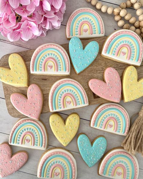 Rainbow First Birthday Theme, Pastel Sugar Cookies, Pastel Rainbow Baby Shower Theme, Pastel Rainbow Cookies, Cookies Arcoiris, Pastel Themed Birthday Party, Pastel Birthday Theme, Pastel Party Ideas, Pastel Rainbow Cupcakes