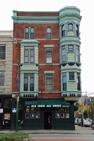 Old Town Chicago, Pretty Buildings, Chicago Buildings, Chicago Bars, Roadtrip America, Chicago Pictures, New York Buildings, Chicago House, Chicago Street