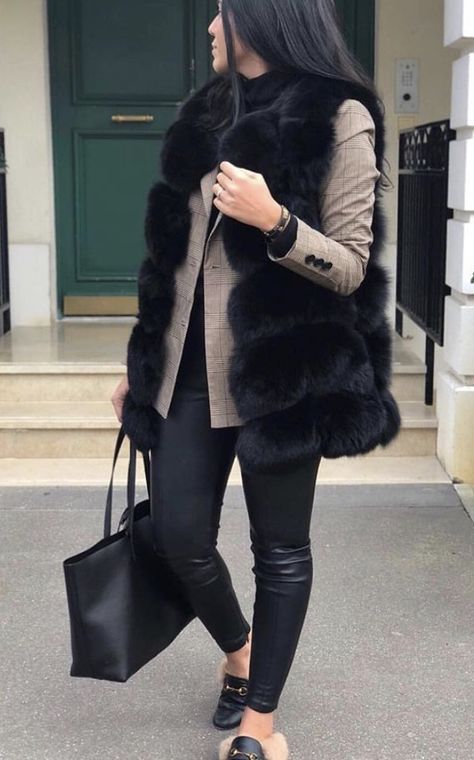 Fur Vest Outfit Ideas, Black Fur Vest Outfit, Cozy Inspiration, Fur Vest Outfits, Fox Fur Vest, Mommy Outfits, Fall Fashion Trends Women, Career Fashion, Vest Outfits