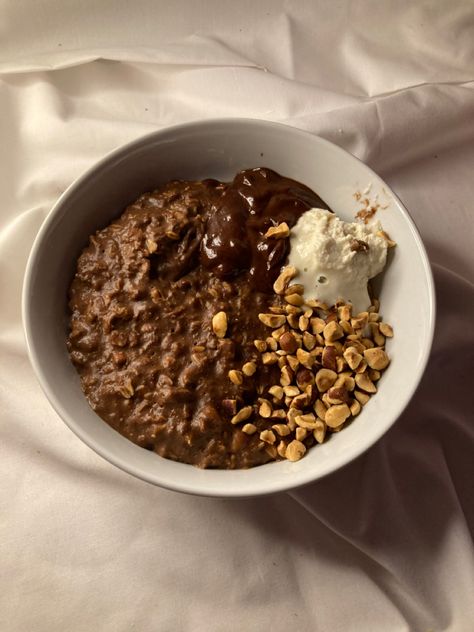 Chocolate Yogurt Bowl, Deserts Aesthetic, Cacao Oatmeal, Chocolate Chia Pudding Aesthetic, Chocolate Oatmeal Aesthetic, Wellness Foods, Oats Bowl Aesthetic, Oats With Yogurt, Yogurt Chocolate